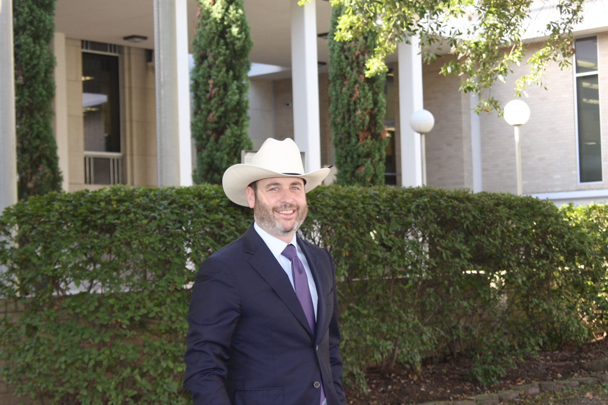 Houston DWI and criminal defense lawyer Kenneth V. Mitchell outside courthouse